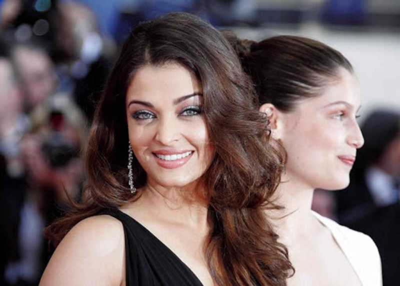  Classy Aishwarya Rai Bachchan In Black Gown At Filmfare Awards Ceremony HD Wallpapers - CelebMinto 