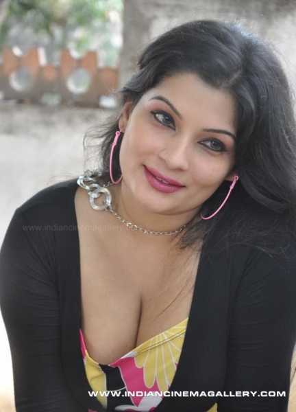 " Hotty Mallu Babe Mumtaz Showing His Spicy Cleavage.."