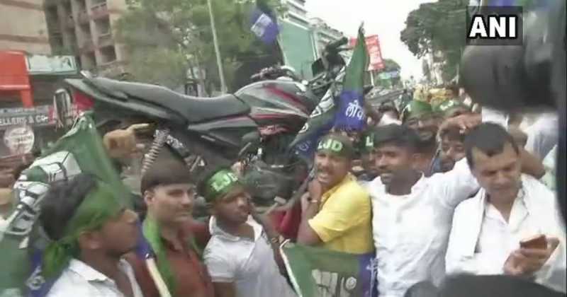 भारत बंद Live : बाइक कन्धों पर उठाकर किया जा रहा प्रदर्शन