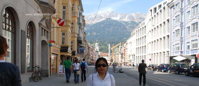 ইন্সব্রুকের রাজপথ ধরে (Maria-Theresien Strasse, Innsbruck, Austria)