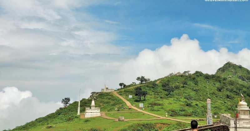 मानसून में पारसनाथ शिखर से मधुवन तक की रोमांचक पदयात्रा Parasnath Temple Trek
