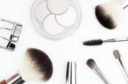                       Quirky Women: Quirky Make-up products and tips for beginners 
