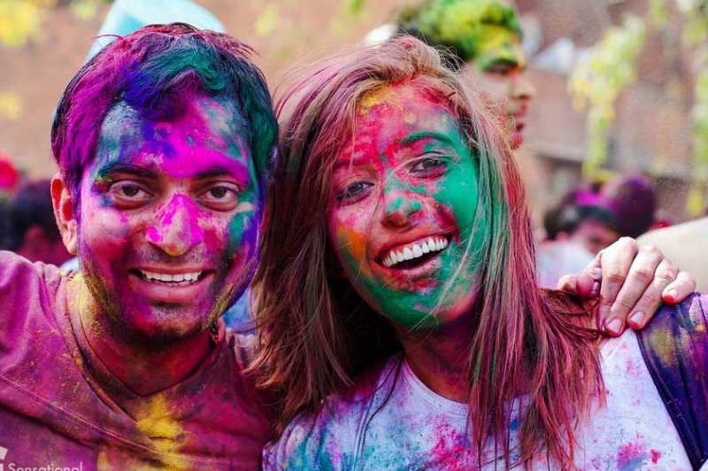 होली के रंगों को अपने चेहरे और स्किन से कैसे निकाले  Remove Holi Color Hindi