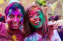 होली के रंगों को अपने चेहरे और स्किन से कैसे निकाले  Remove Holi color hindi