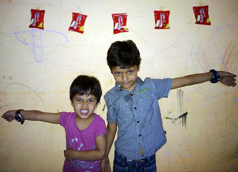 सार्थक और निष्ठा ने बेचीं चॉकलेट... (Saarthak & Nishtha Sold Chocolates...)