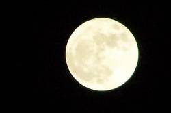 माझ्या कॅमेऱ्यातून टिपलेला अतिवर्धित चंद्र / Super moon captured in my camera