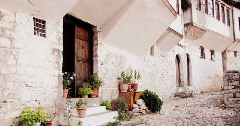  The Art Of Travelling & Nero In Albania