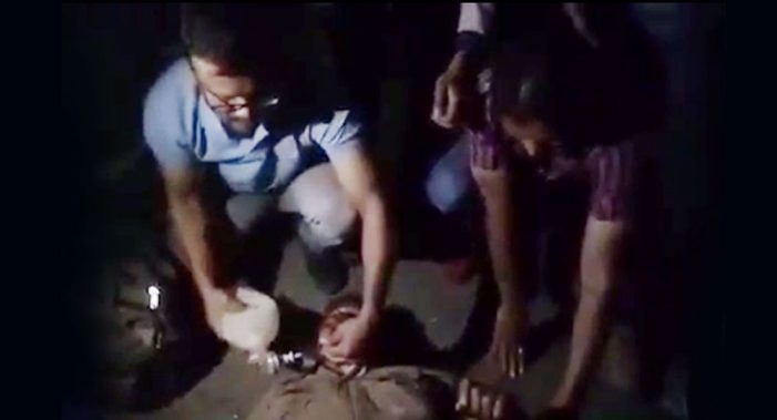 [Video] Nashik: Doctor Saves Life In The Middle Of The Road - Simply Nashik