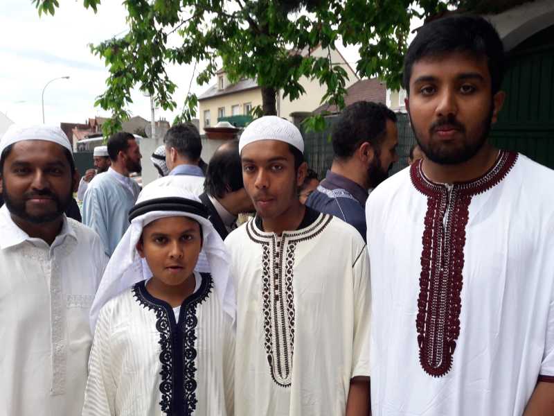 பிரான்ஸ் வில்லேர்ஸ் சூர் மார்ன் (Villiers-sur- Marne) பள்ளியில் நடைபெற்ற ஈத் பெருநாள் தொழுகையில் நமதூர் மக்கள்