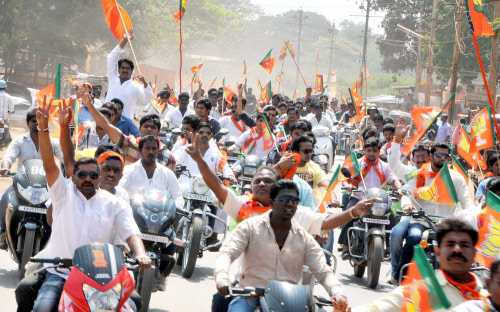 भक्त गाली क्यों देता है? Why Bhakt Abuses !!