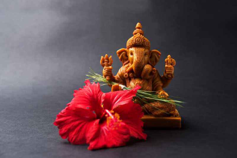 गणेश जी को लाल फूल और दूर्वा क्यों चढ़ाते हैं ? /Why Is Lord Ganesha Offered Red Flowers & Durva?
