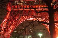 1024 x 768 Eiffel tower in NEVER seen in this angle - marvellous MAGENTA  colors