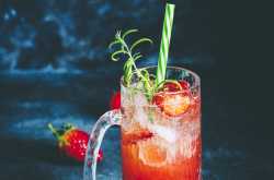5 Minutes Strawberry Moscow Mule Recipe