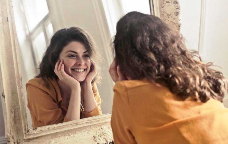 5 Secret Things To Say To Your Mirror Everyday