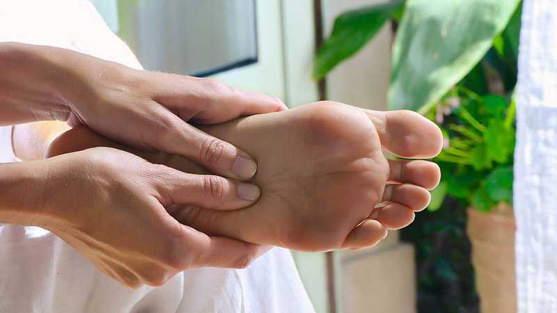 7 Reasons Why You Should Massage Your Feet Before Going To Bed?