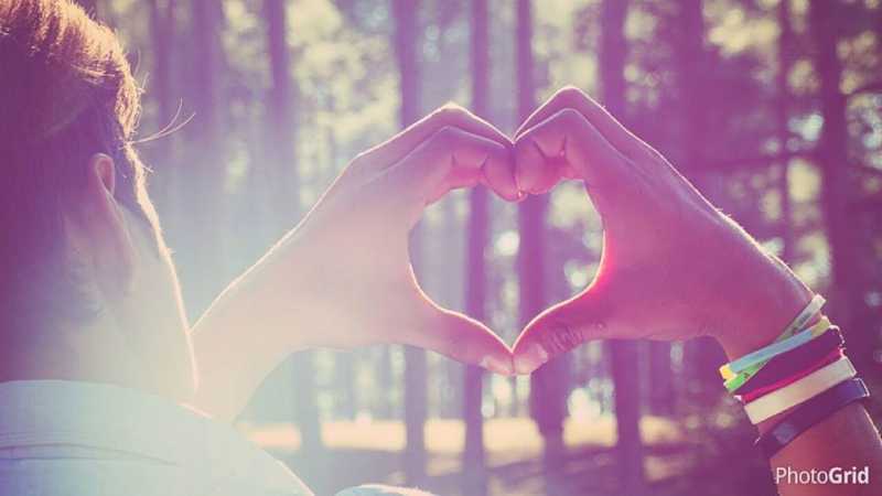 7 Signs That Your Crush Likes You | Booxoul Blog