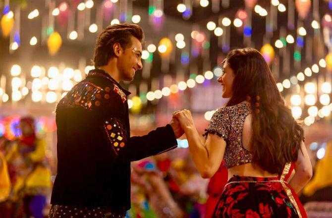 7 Slow Yet Romping Dandiya Songs For Dandiya Beginners: Navratri Special