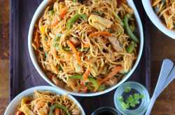 A Bit of This and A Bit of That: Schezwan Chicken Noodles