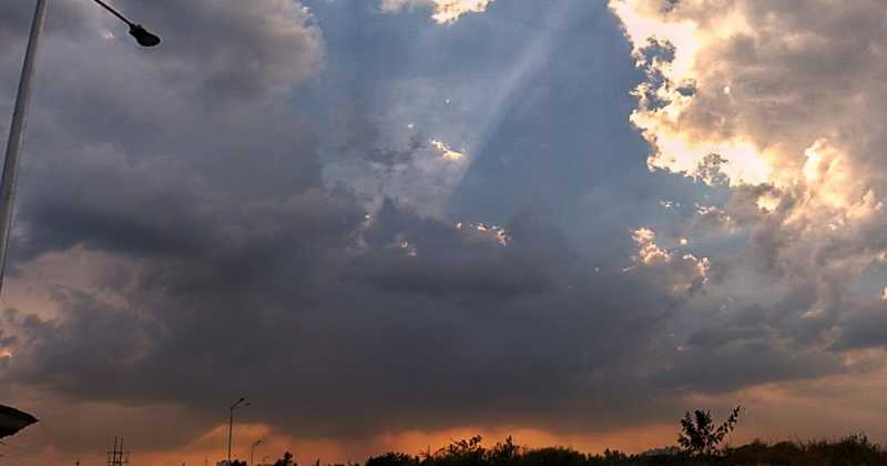A Large Monolithic Cumulonimbus Cloud