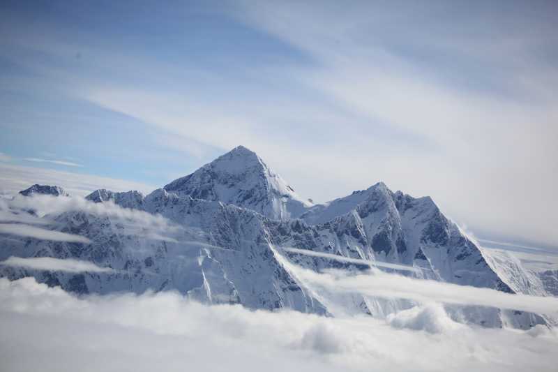 ACROSS THE SKIES : MOUNTAIN FLIGHT TO THE EVEREST