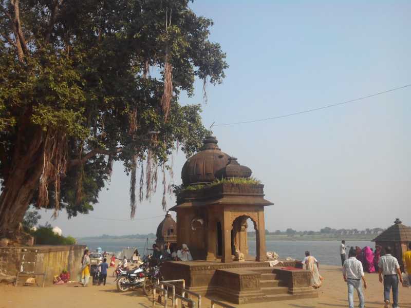 Along The Narmada At Maheshwar & Mandleshwar