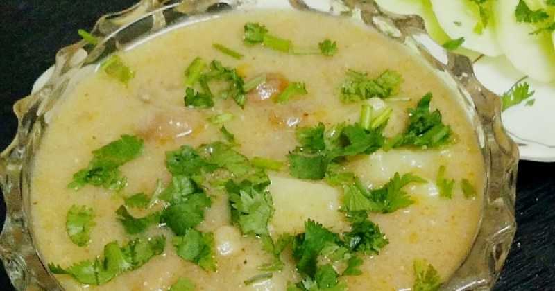 Aloo Aur Makhane Ki Kadhi/ आलू और मखाने की फलहारी  कढ़ी 