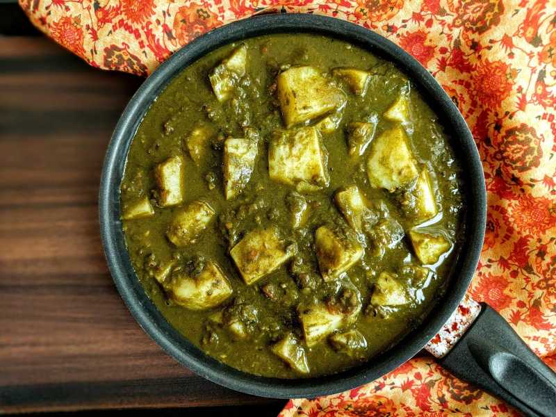 Aloo Palak Gravy Recipe | Potato & Spinach Curry | VegeCravings