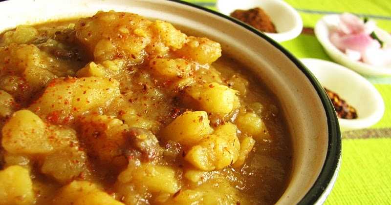 Aloo Ki Launji / Sweet And Sour Potato Curry 