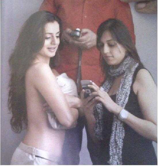 Amisha Patel TopleSS During PhotoShoot (Mobile Pic..PQ)