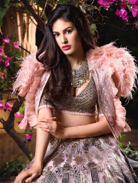 Amyra Dastur Wiki, Age, Movies, Parents, Songs & More