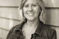 Author Interview: Melanie Hooyenga