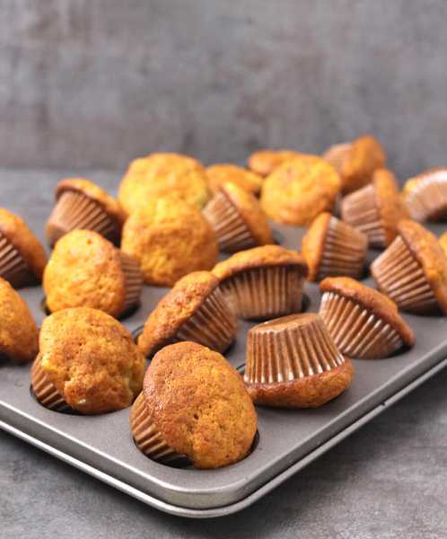 BANANA MUFFINS - Cook With Kushi