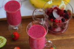 Banana berry pineapple smoothie