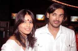 Bipasha Basu To celebrate Durga Puja with john Abraham