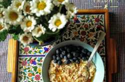 Breakfast Oats with Maple Syrup & Blueberries