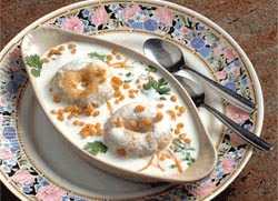 CHITRAs KITCHENsPARADIsE: DaHi VADA!!!