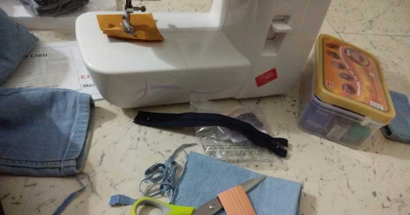 CONVERTING OLD JEANS TO MAKE UP POUCH (#DIY)