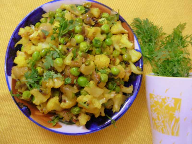Caulflower And Peas (Gobbi Mattar Subji )