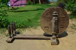 Charakha Chalaati Maa… Dhaaga Banaati Maa… Bunati hai sapano ki kesari…