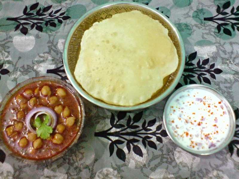 Chole Bhature / Chickpeas Gravy With Poori
