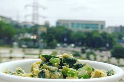 Creamy Scrambled Eggs with Spinach and Celery : Keto Friendly (Low-Carb)
