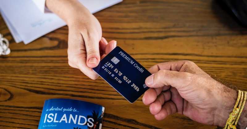 Differences That We Need To Know About Debit & Credit Cards