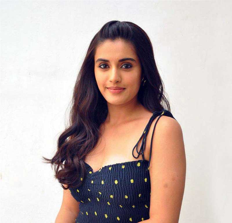 Divyansha Kaushik Actress Photos Images - Breezemasti