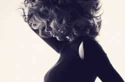 Eva Herzigova proudly shows off her pregnancy curves