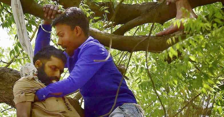 Farmer Commits Suicide During Aaps Kisan Rally In Delhi