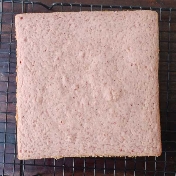 Fresh Strawberry Cake - FLOURS & FROSTINGS