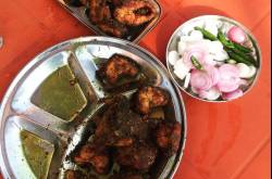 Freshly caught, instantly bought, given to dhabe waali aunty to pe fried and served hot. Eating lip smacking Tengra fish at a dhaba at the entrance of Patratu Dam in #ranchi #jharkhand #instagood #instapic #instafood #fish #instalove #iphonography #foodporn #eatwell #eat #foodlover