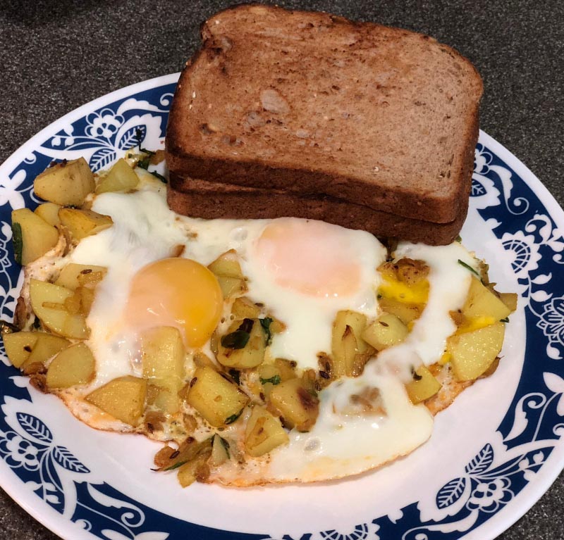 Fried Eggs On Potatoes: Papeta Par Eeda
