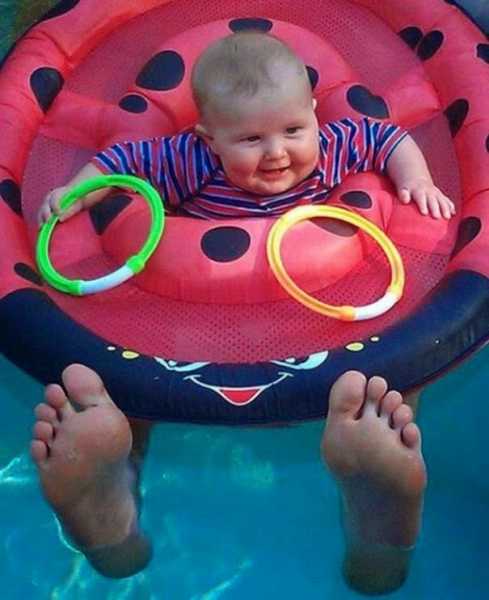 Funny Pics-Big Feet