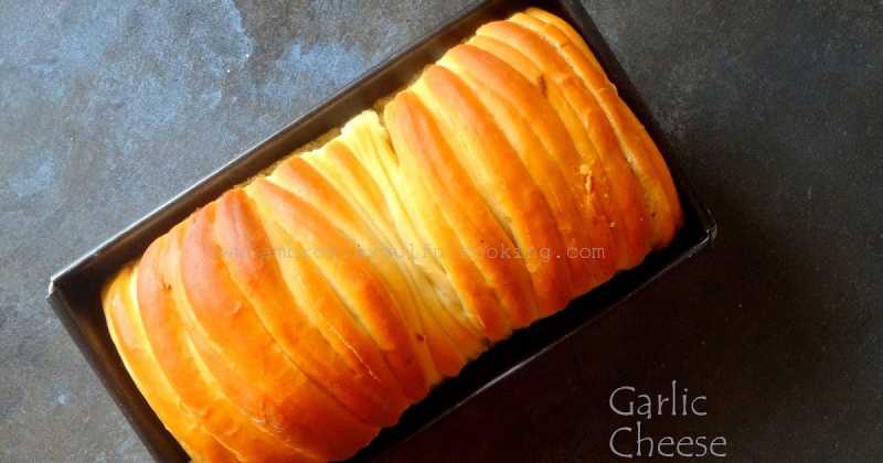 Garlic Cheese And Herbs Pull-Apart Bread | #BreadBakers